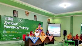 BERSINERGI: Ketua Yayasan Al-Faqih Muhammad Bilfaqih (baju putih) didampingi Dirut Yayasan Al-Faqih Fatmawati bersama Kepala SDIT ABFA Pamekasan Hefni Mahfudz (pegang mic) saat menghadiri kelas Spiritual Parenting Training di aula Kodim 0826/Pamekasan. (DOK. KLIK MADURA)
