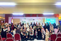 Puluhan perempuan Madura foto bersama usai mengikuti kegiatan talk show di aula SMKN 3 Pamekasan. (DOK. KLIKMADURA)