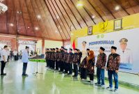 Bupati Pamekasan KH. Kholilurrahman saat melantik pengurus Perkasa masa khidmat 2025-2030 di Pendopo Agung, Ronggosukowati. (MOH. IQBALUL KHAVEI MZ / KLIKMADURA)