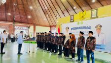 Bupati Pamekasan KH. Kholilurrahman saat melantik pengurus Perkasa masa khidmat 2025-2030 di Pendopo Agung, Ronggosukowati. (MOH. IQBALUL KHAVEI MZ / KLIKMADURA)