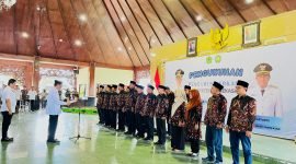Bupati Pamekasan KH. Kholilurrahman saat melantik pengurus Perkasa masa khidmat 2025-2030 di Pendopo Agung, Ronggosukowati. (MOH. IQBALUL KHAVEI MZ / KLIKMADURA)