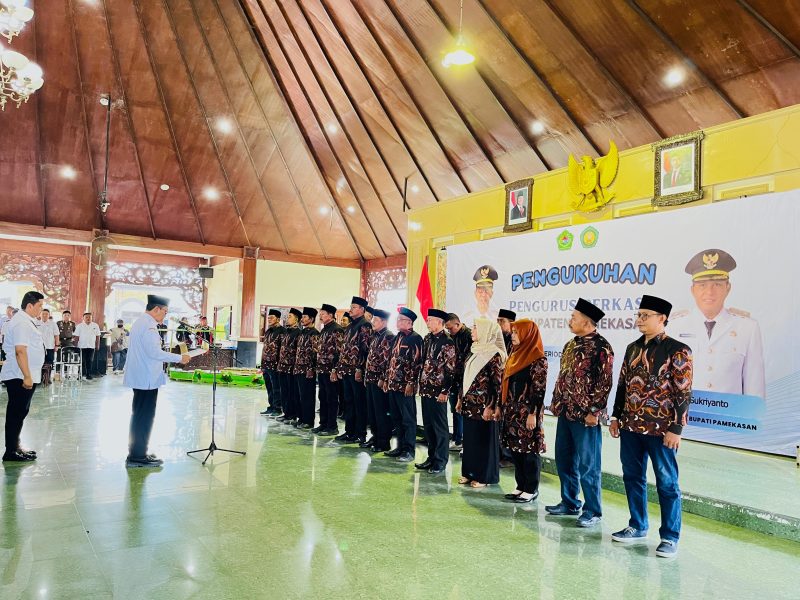 Bupati Pamekasan KH. Kholilurrahman saat melantik pengurus Perkasa masa khidmat 2025-2030 di Pendopo Agung, Ronggosukowati. (MOH. IQBALUL KHAVEI MZ / KLIKMADURA)