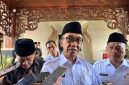 Bupati Pamekasan KH. Kholilurrahman didampingi Wabup H. Sukriyanto saat diwawancara awak media. (MOH. IQBALUL KHAVEI MZ / KLIKMADURA)