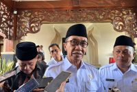 Bupati Pamekasan KH. Kholilurrahman didampingi Wabup H. Sukriyanto saat diwawancara awak media. (MOH. IQBALUL KHAVEI MZ / KLIKMADURA)