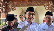 Bupati Pamekasan KH. Kholilurrahman didampingi Wabup H. Sukriyanto saat diwawancara awak media. (MOH. IQBALUL KHAVEI MZ / KLIKMADURA)