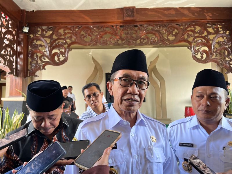 Bupati Pamekasan KH. Kholilurrahman didampingi Wabup H. Sukriyanto saat diwawancara awak media. (MOH. IQBALUL KHAVEI MZ / KLIKMADURA)