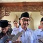 Bupati Pamekasan KH. Kholilurrahman didampingi Wabup H. Sukriyanto saat diwawancara awak media. (MOH. IQBALUL KHAVEI MZ / KLIKMADURA)