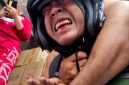 Kurir JNT Pamekasan Irwan Siskiyanto saat mendapat perlakuan kekerasan fisik dari konsumen. (TANGKAPAN LAYAR)