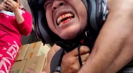 Kurir JNT Pamekasan Irwan Siskiyanto saat mendapat perlakuan kekerasan fisik dari konsumen. (TANGKAPAN LAYAR)