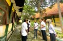 SANTAI: Tim dari Dinsos Pamekasan mengecek kondisi gedung sekolah rakyat di Desa Buddagan, Kecamatan Pademawu, Pamekasan. (DINSOS UNTUK KLIK MADURA).