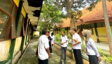 SANTAI: Tim dari Dinsos Pamekasan mengecek kondisi gedung sekolah rakyat di Desa Buddagan, Kecamatan Pademawu, Pamekasan. (DINSOS UNTUK KLIK MADURA).