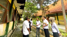SANTAI: Tim dari Dinsos Pamekasan mengecek kondisi gedung sekolah rakyat di Desa Buddagan, Kecamatan Pademawu, Pamekasan. (DINSOS UNTUK KLIK MADURA).