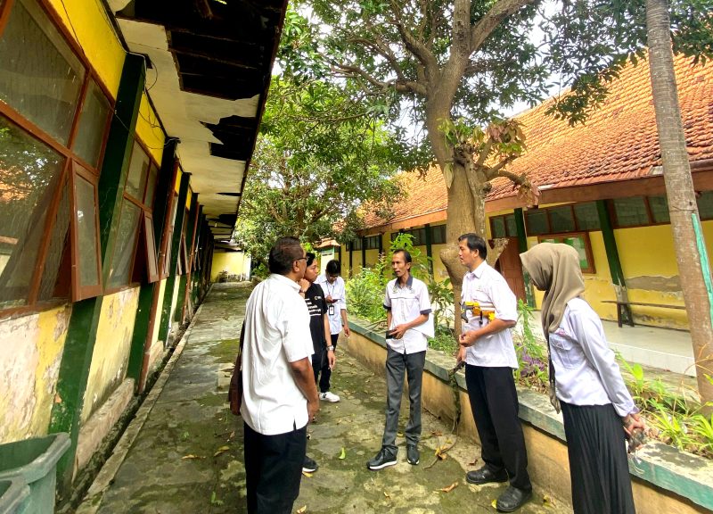SANTAI: Tim dari Dinsos Pamekasan mengecek kondisi gedung sekolah rakyat di Desa Buddagan, Kecamatan Pademawu, Pamekasan. (DINSOS UNTUK KLIK MADURA).