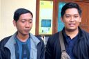 Kurir JNT Pamekasan Irwan Siskiyanto (kiri) didampingi Irfan Arrofi selaku pengawas JNT Pamekasan usai memberi keterangan di Mapolres Pamekasan. (MOH. IQBALUL KHAVEI MZ / KLIKMADURA)