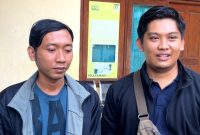 Kurir JNT Pamekasan Irwan Siskiyanto (kiri) didampingi Irfan Arrofi selaku pengawas JNT Pamekasan usai memberi keterangan di Mapolres Pamekasan. (MOH. IQBALUL KHAVEI MZ / KLIKMADURA)