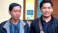 Kurir JNT Pamekasan Irwan Siskiyanto (kiri) didampingi Irfan Arrofi selaku pengawas JNT Pamekasan usai memberi keterangan di Mapolres Pamekasan. (MOH. IQBALUL KHAVEI MZ / KLIKMADURA)