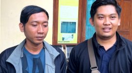 Kurir JNT Pamekasan Irwan Siskiyanto (kiri) didampingi Irfan Arrofi selaku pengawas JNT Pamekasan usai memberi keterangan di Mapolres Pamekasan. (MOH. IQBALUL KHAVEI MZ / KLIKMADURA)