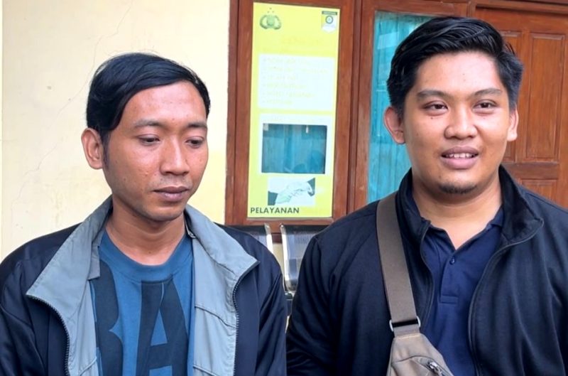 Kurir JNT Pamekasan Irwan Siskiyanto (kiri) didampingi Irfan Arrofi selaku pengawas JNT Pamekasan usai memberi keterangan di Mapolres Pamekasan. (MOH. IQBALUL KHAVEI MZ / KLIKMADURA)