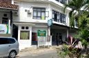 Warga melintas di depan SDIT Al-Uswah Pamekasan tepatnya di Kelurahan Lawangan Daya, Kecamatan Pademawu, Pamekasan. (DOK. KLIKMADURA)