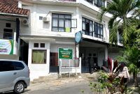 Warga melintas di depan SDIT Al-Uswah Pamekasan tepatnya di Kelurahan Lawangan Daya, Kecamatan Pademawu, Pamekasan. (DOK. KLIKMADURA)