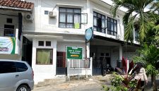 Warga melintas di depan SDIT Al-Uswah Pamekasan tepatnya di Kelurahan Lawangan Daya, Kecamatan Pademawu, Pamekasan. (DOK. KLIKMADURA)