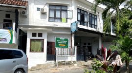 Warga melintas di depan SDIT Al-Uswah Pamekasan tepatnya di Kelurahan Lawangan Daya, Kecamatan Pademawu, Pamekasan. (DOK. KLIKMADURA)