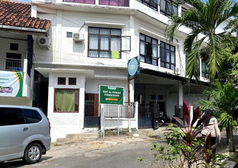 Warga melintas di depan SDIT Al-Uswah Pamekasan tepatnya di Kelurahan Lawangan Daya, Kecamatan Pademawu, Pamekasan. (DOK. KLIKMADURA)