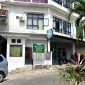 Warga melintas di depan SDIT Al-Uswah Pamekasan tepatnya di Kelurahan Lawangan Daya, Kecamatan Pademawu, Pamekasan. (DOK. KLIKMADURA)