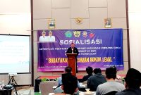 GEMPUR ROKOK ILEGAL: Kepala Satpol PP dan Pemadam Kebakaran Pamekasan, Moh. Yusuf Wibiseno saat menyampaikan sambutan. (LAILIYATUN NURIYAH/KLIK MADURA).
