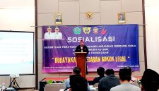 GEMPUR ROKOK ILEGAL: Kepala Satpol PP dan Pemadam Kebakaran Pamekasan, Moh. Yusuf Wibiseno saat menyampaikan sambutan. (LAILIYATUN NURIYAH/KLIK MADURA).