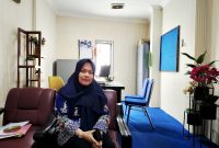 Kepala Bidang (Kabid) Pembinaan PAUD, Disdik Sampang, Dewi Trisna saat ditemui di ruang kerjanya. (IBNU ANSORI / KLIKMADURA)