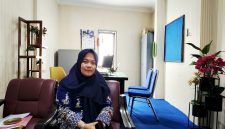 Kepala Bidang (Kabid) Pembinaan PAUD, Disdik Sampang, Dewi Trisna saat ditemui di ruang kerjanya. (IBNU ANSORI / KLIKMADURA)