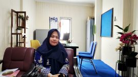Kepala Bidang (Kabid) Pembinaan PAUD, Disdik Sampang, Dewi Trisna saat ditemui di ruang kerjanya. (IBNU ANSORI / KLIKMADURA)