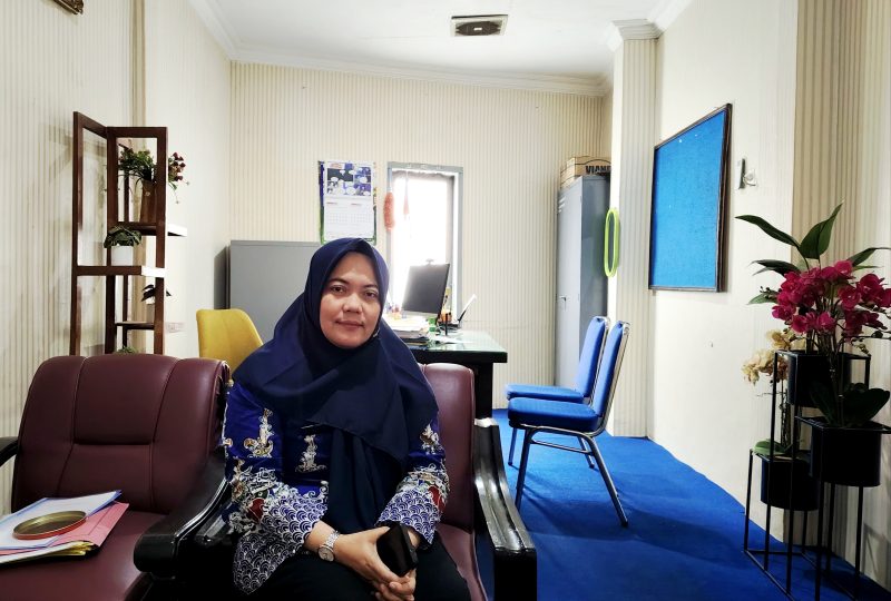 Kepala Bidang (Kabid) Pembinaan PAUD, Disdik Sampang, Dewi Trisna saat ditemui di ruang kerjanya. (IBNU ANSORI / KLIKMADURA)
