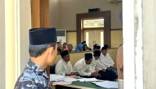 Lima terdakwa kasus dugaan sabotase Pilkades PAW Desa Gugul, Kecamatan Tlanakan saat mengikuti sidang tuntutan di PN Pamekasan. (MOH. IQBALUL KHAVEI MZ / KLIKMADURA)