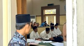 Lima terdakwa kasus dugaan sabotase Pilkades PAW Desa Gugul, Kecamatan Tlanakan saat mengikuti sidang tuntutan di PN Pamekasan. (MOH. IQBALUL KHAVEI MZ / KLIKMADURA)