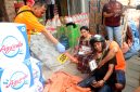 Arif dan istrinya saat mengikuti rekonstruksi kasus penganiayaan kurir JNT. (HUMAS POLRES FOR KLIKMADURA)
