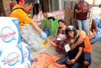 Arif dan istrinya saat mengikuti rekonstruksi kasus penganiayaan kurir JNT. (HUMAS POLRES FOR KLIKMADURA)