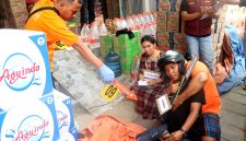 Arif dan istrinya saat mengikuti rekonstruksi kasus penganiayaan kurir JNT. (HUMAS POLRES FOR KLIKMADURA)