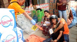 Arif dan istrinya saat mengikuti rekonstruksi kasus penganiayaan kurir JNT. (HUMAS POLRES FOR KLIKMADURA)