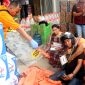 Arif dan istrinya saat mengikuti rekonstruksi kasus penganiayaan kurir JNT. (HUMAS POLRES FOR KLIKMADURA)
