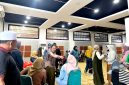 Puluhan korban penipuan yang dilakukan Hozizah mendatangi Kantor Pegadaian Syariah Cabang Pamekasan untuk meminta perhiasan mereka. (MOH. IQBALUL KHAVEI MZ / KLIKMADURA)