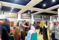 Puluhan korban penipuan yang dilakukan Hozizah mendatangi Kantor Pegadaian Syariah Cabang Pamekasan untuk meminta perhiasan mereka. (MOH. IQBALUL KHAVEI MZ / KLIKMADURA)