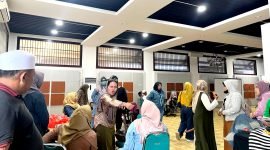 Puluhan korban penipuan yang dilakukan Hozizah mendatangi Kantor Pegadaian Syariah Cabang Pamekasan untuk meminta perhiasan mereka. (MOH. IQBALUL KHAVEI MZ / KLIKMADURA)