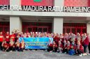 Puluhan karyawan UPT Puskesmas Pademawu foto bersama usai menjalani pengukuran kebugaran di Stadion Gelora Madura Ratu Pamellingan. (ISTIMEWA)