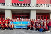 Puluhan karyawan UPT Puskesmas Pademawu foto bersama usai menjalani pengukuran kebugaran di Stadion Gelora Madura Ratu Pamellingan. (ISTIMEWA)