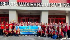 Puluhan karyawan UPT Puskesmas Pademawu foto bersama usai menjalani pengukuran kebugaran di Stadion Gelora Madura Ratu Pamellingan. (ISTIMEWA)