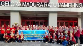 Puluhan karyawan UPT Puskesmas Pademawu foto bersama usai menjalani pengukuran kebugaran di Stadion Gelora Madura Ratu Pamellingan. (ISTIMEWA)