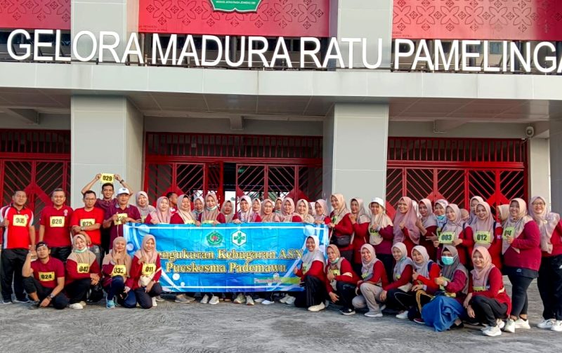 Puluhan karyawan UPT Puskesmas Pademawu foto bersama usai menjalani pengukuran kebugaran di Stadion Gelora Madura Ratu Pamellingan. (ISTIMEWA)