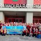 Puluhan karyawan UPT Puskesmas Pademawu foto bersama usai menjalani pengukuran kebugaran di Stadion Gelora Madura Ratu Pamellingan. (ISTIMEWA)